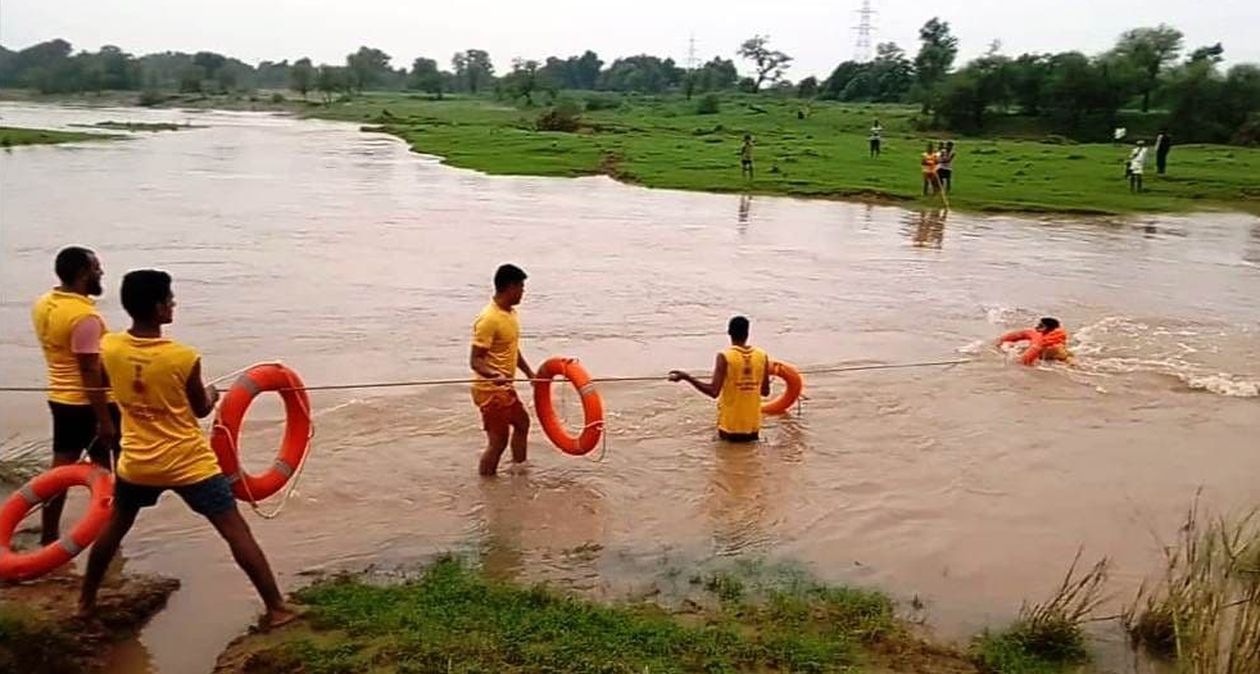 गंभीर नदी में बह गया अधेड़ नदी में तलाश रहे सिविल डिफेंस के जवान