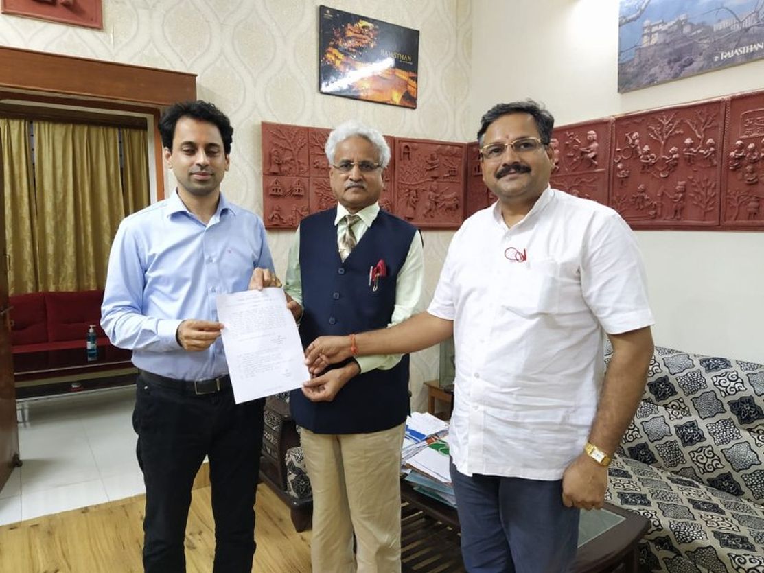 राजसमन्द कलक्टर ने सुविवि कुलपति को सौंपा 15 एकड जमीन का पट्टा