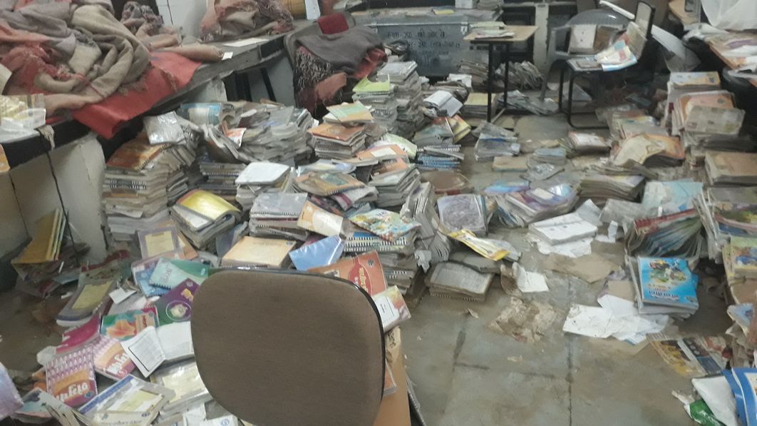 नदी में पानी विद्यालय में घुसा, खराब हुआ विद्यालय रिकॉर्ड