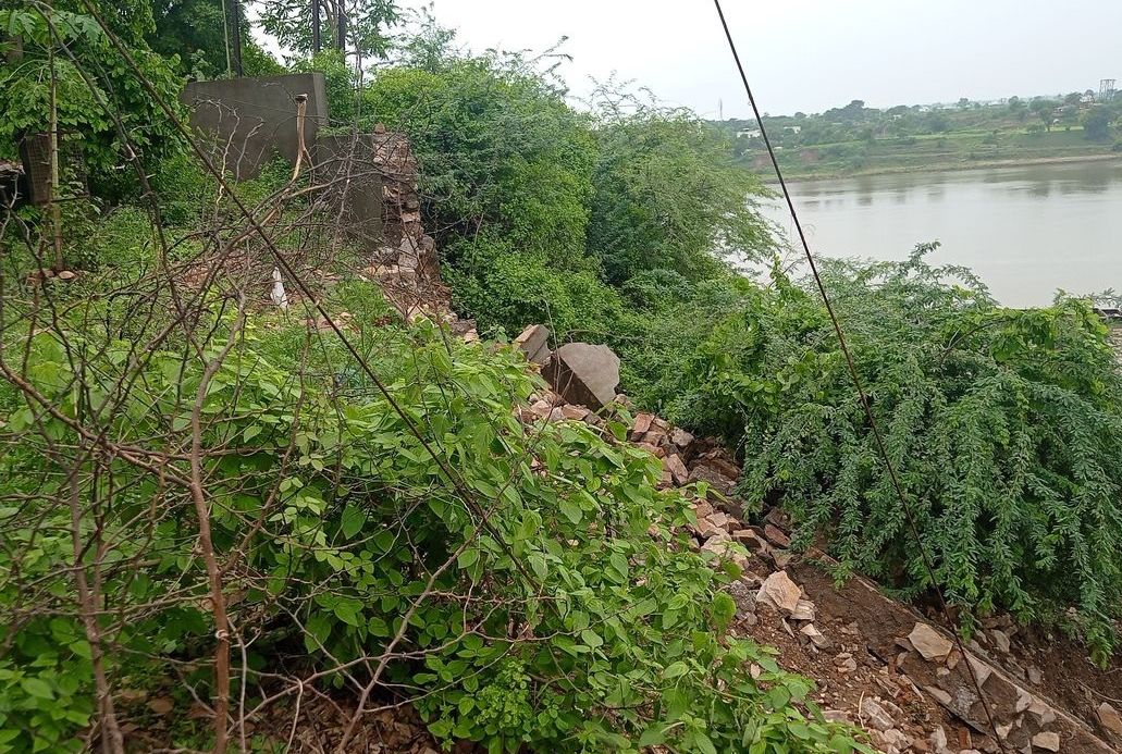 हादसे से प्रशासन नहीं ले रहा सबक, मौत के मुहाने पर एक दर्जन केवट परिवार