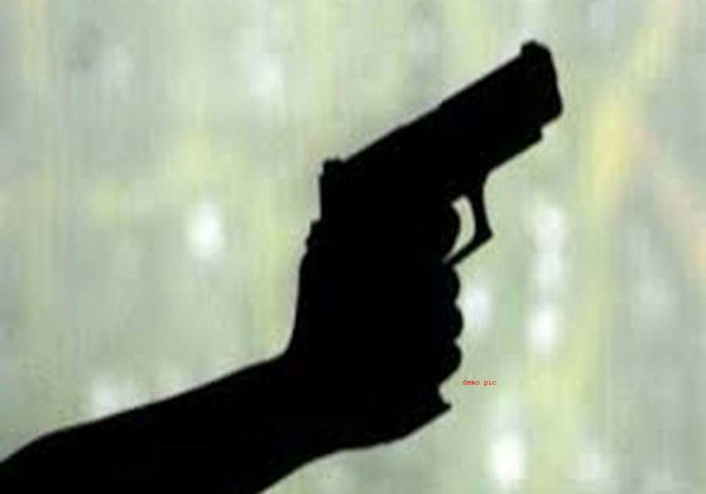 Miscreants Fired Gun Shots in Daylight and Looted 54 thousand rupees