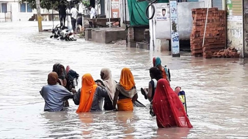 शहरी बाढ़ग्रस्त इलाकों में भोजन पैकेट पहुंचाएगी सरकार