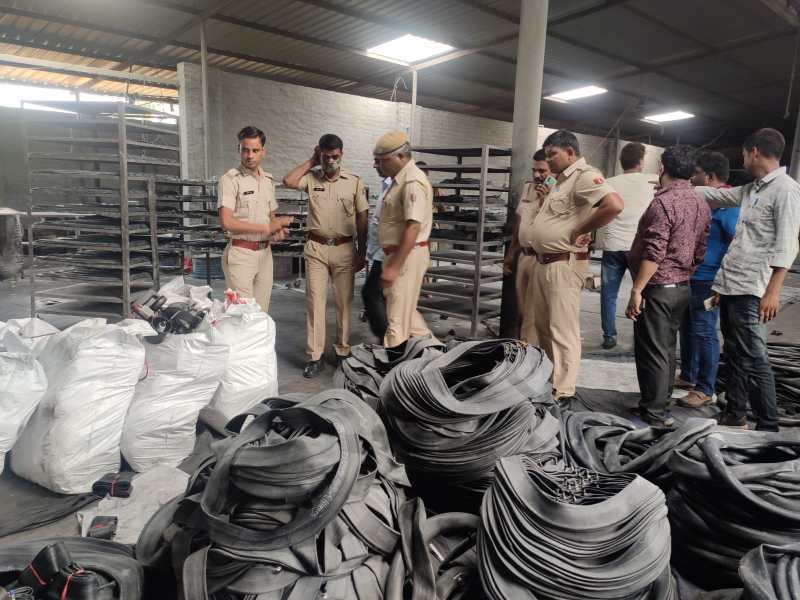 रबर फैक्ट्री पर छापा, बाइक की सात हजार नकली ट्यूब जब्त