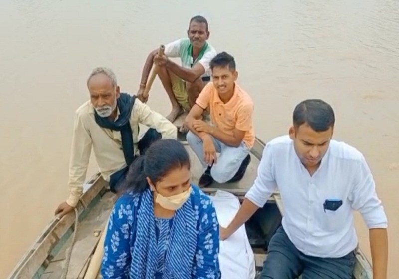 यमुना में बाढ़ के पानी के कहर से कई गांवों के टूटे संपर्क मार्ग, दूसरे सुरक्षित स्थानों पर पहुंच रहे ग्रामीण