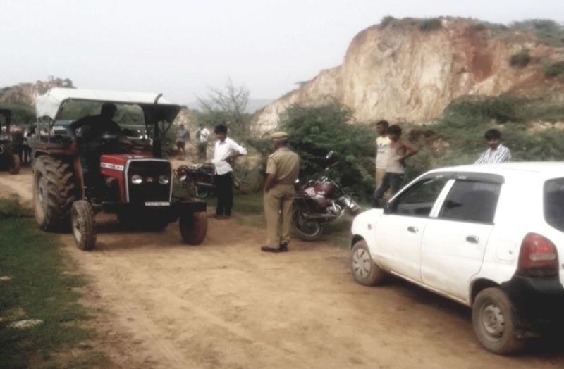 अवैध खनन के खिलाफ पीसांगन तहसीलदार ने बरती सख्ती,पहाड़ी पर पत्थर भरती तीन ट्रैक्टर ट्रॉलियां जब्त