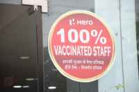 ग्राहकों को बुलाने शो-रूमों के बाहर लगाए शत प्रतिशत वैक्सीनेटेड, घबराए नहीं बेहिचक आए