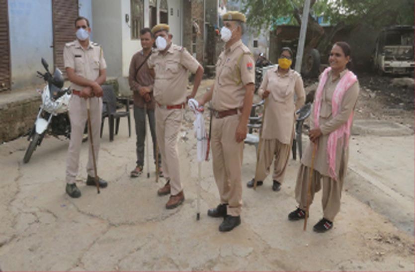 ऑटो रुकवा पर्स छीनकर आरोपी मौके से फ रार