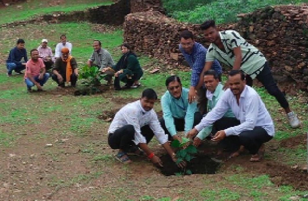 लगाए पौधे, लिया सुरक्षा का जिम्मा