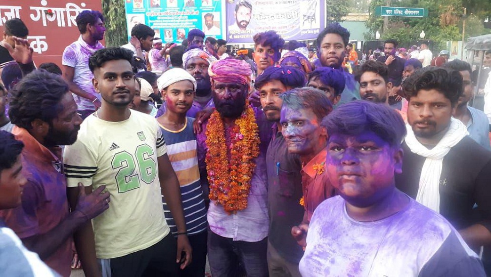 नगर परिषद में सफाई कर्मियों ने मनाई होली-दीपावली एक साथ