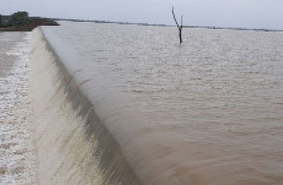एक कनिष्ठ अभियंता व नौ बांध