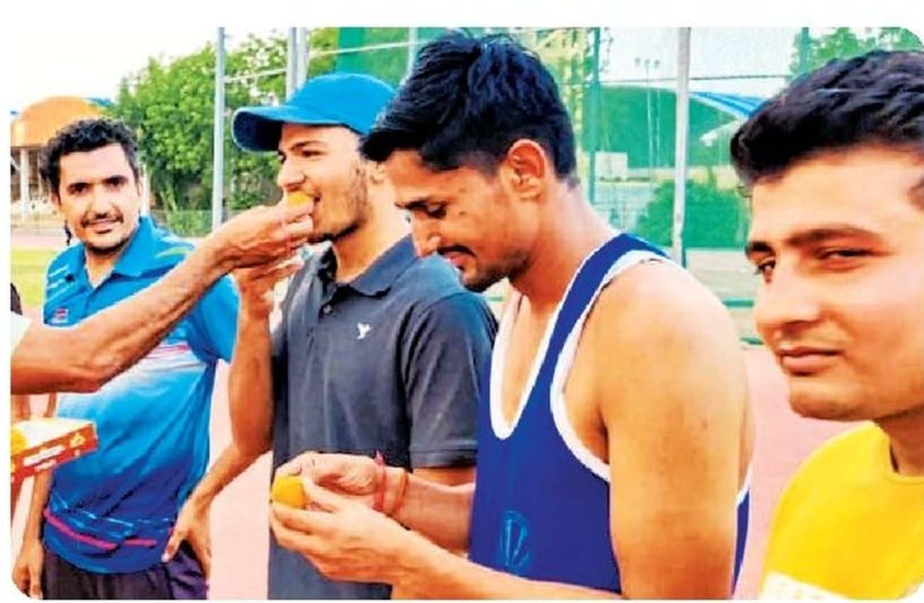 ओलंपियन चोपड़ा के कॉलेज के साथी एथलीट्स ने ट्रेक पर मनाई खुशी