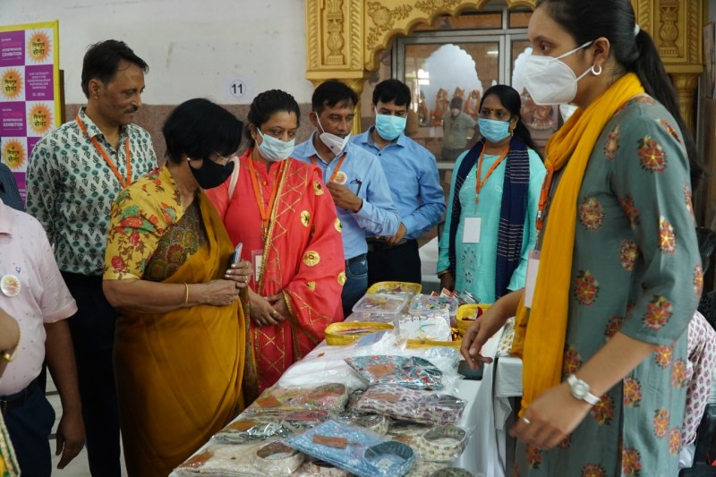 महिलाओं ने प्रदर्शित किए उत्पाद, लगाई प्रदर्शनी