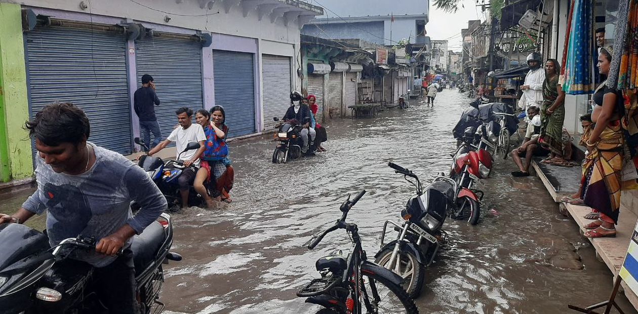 आठ एमएम बारिश में दरिया बन गईं सड़कें, बाजार में दुकानों में घुसा पानी
