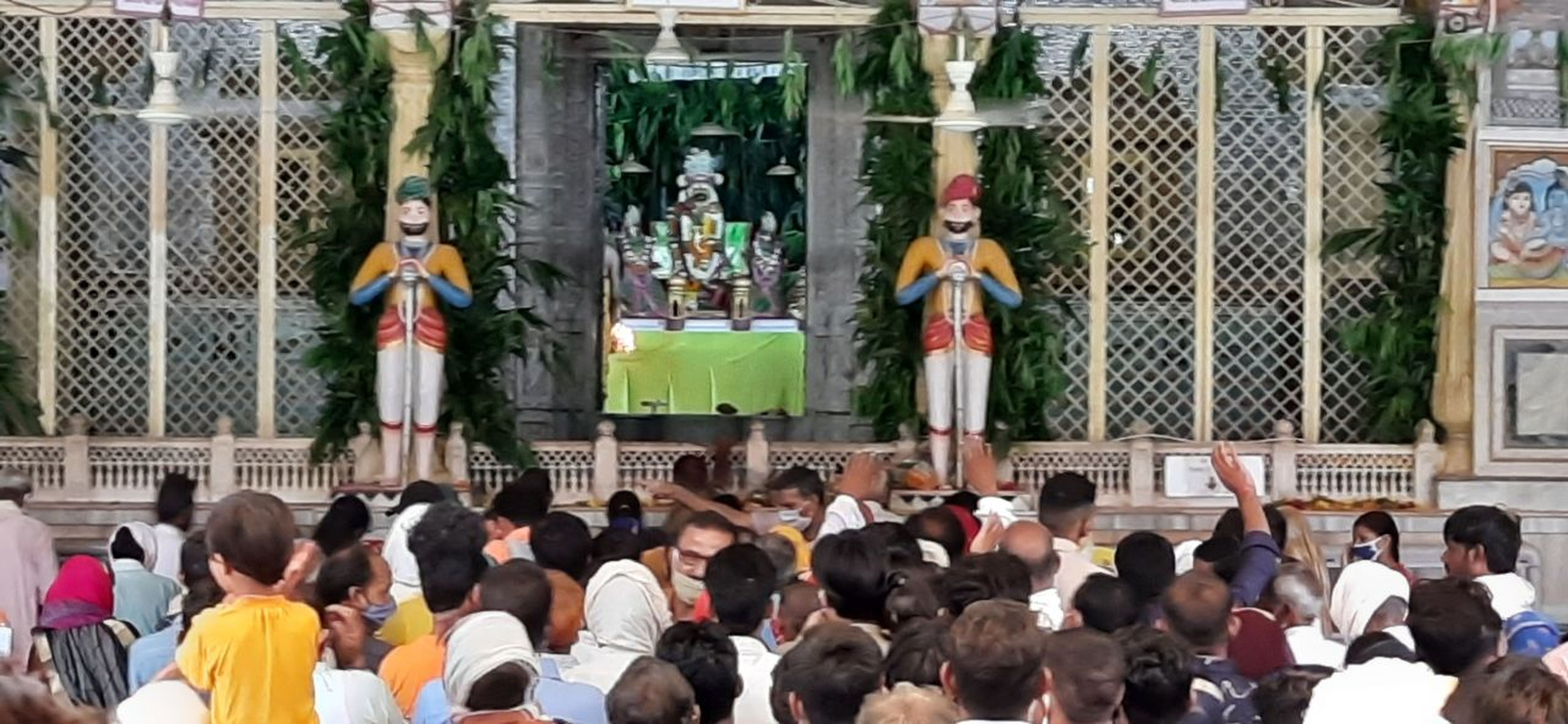 करौली में आराध्यदेव के दर्शनों को उमड़ी श्रद्धालुओं की भीड़