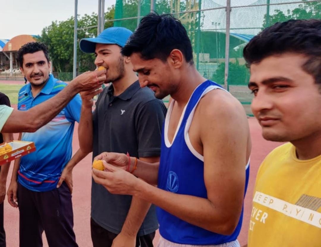 OLYMPIC GOLDEN BOY--ओलंपियन चौपड़ा के कॉलेज के साथी एथलीट्स ने ट्रेक पर मनाई खुशी