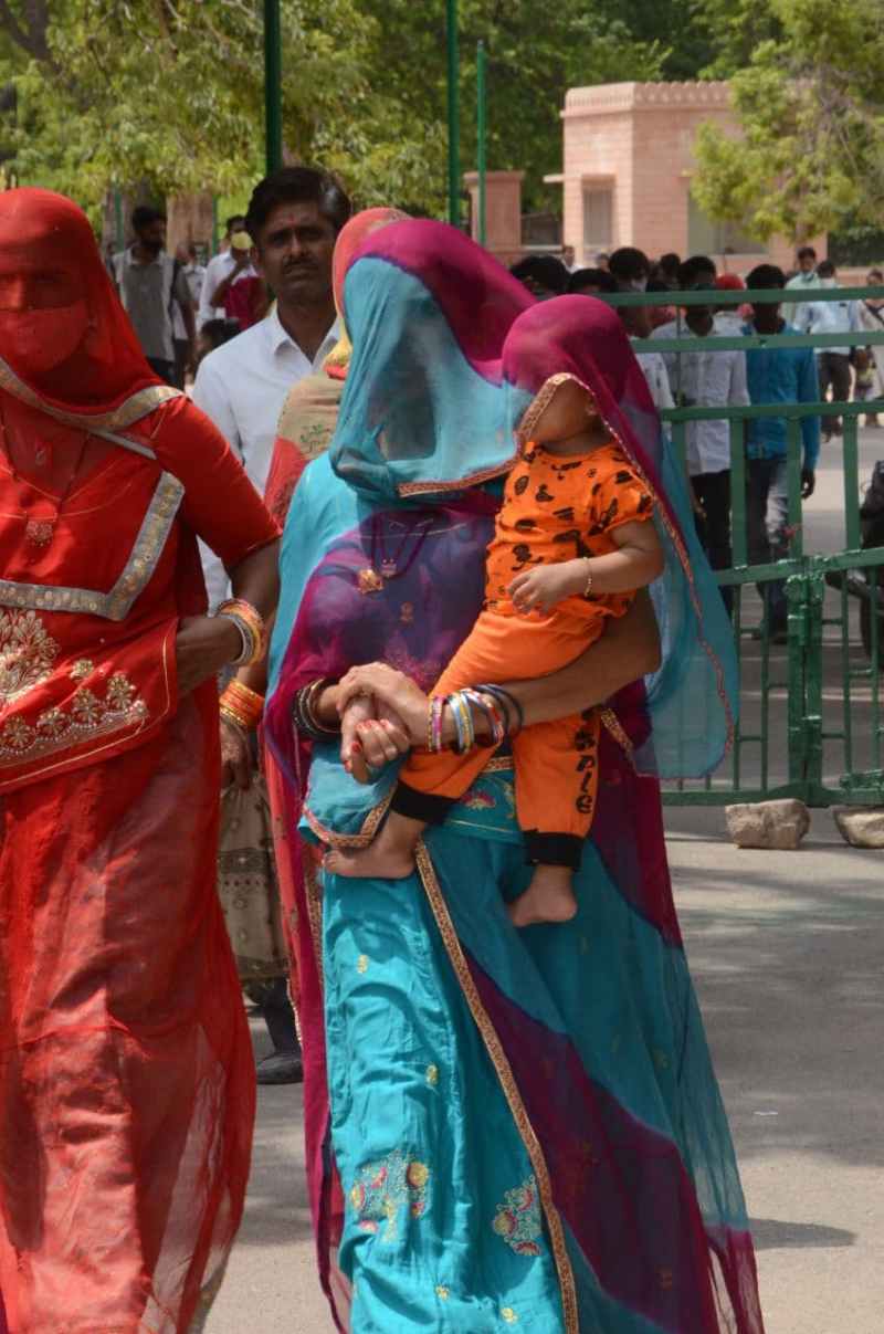 तेज धूप निकली, उमस से लोग हलकान