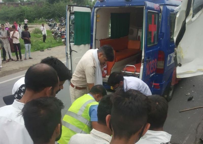 खड़े ट्रक को दूसरे ट्रक ने टक्कर मारी, चपेट में आने से वृद्ध की मौत