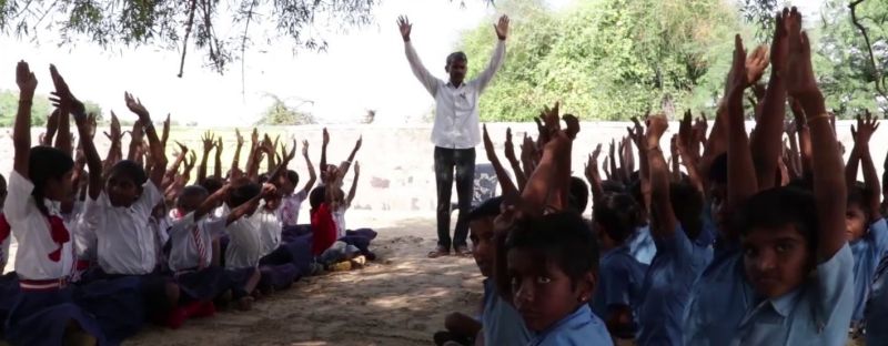 आठवीं तक कांधे पर ‘बस्ते’ फिर लडक़ों से अलग ‘रास्ते’