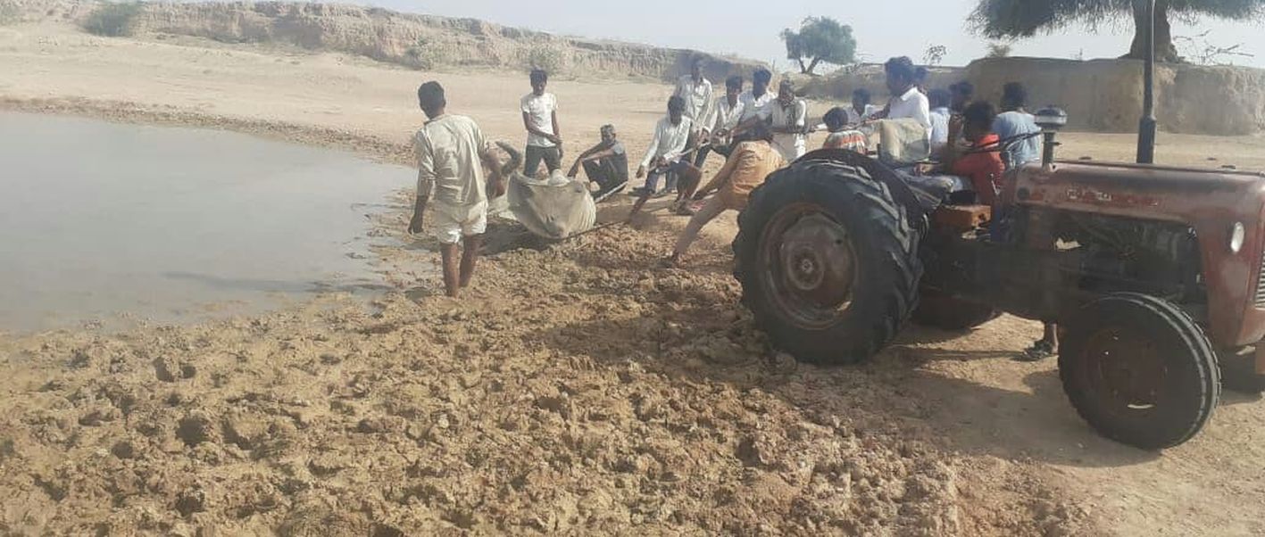 पेयजल लाइन से नहीं पहुंच रहा पानी, तालाब के कीचड़ में फंस रहा पशुधन
