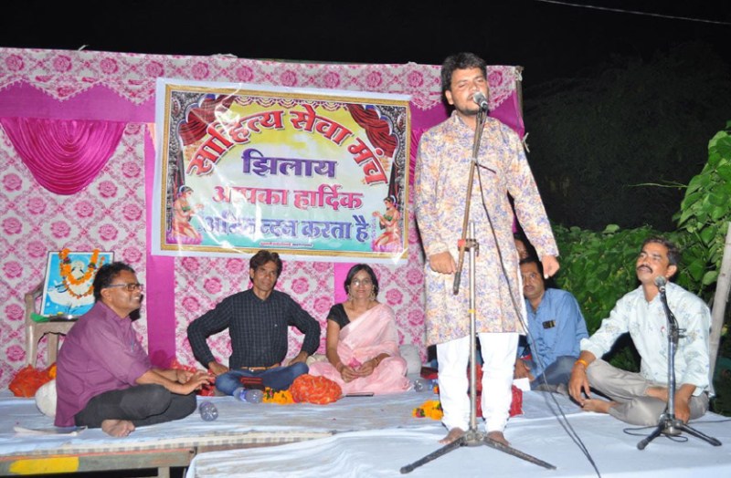 कवियों ने हास्य रचनाओं से गुदगुदाया, गीत व गजलों से पाई वाहवाही