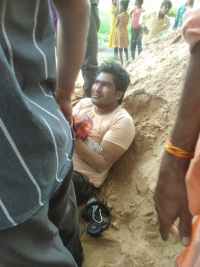 The youths caught the miscreant running away from the bullion shop