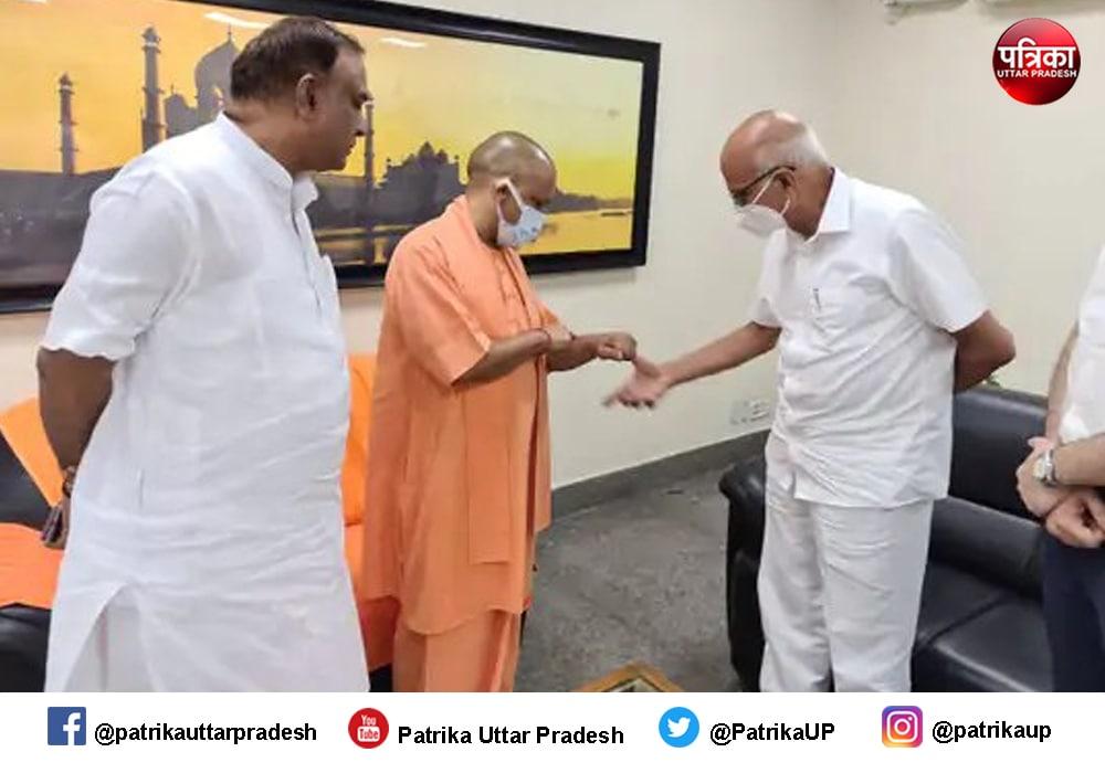आखिर सीएम योगी क्यों नहीं पहन रहे हैं कलाई घड़ी?