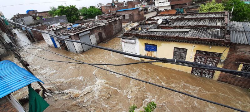 दशकों पहले घोंट दिया नदी-नालों व तालाबों का गला, अब गले तक आ रही बाढ़