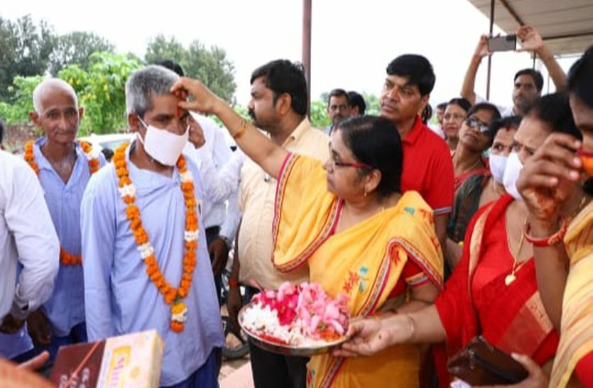 Started Apna Ghar Ashram, shifted 20 destitute people from Bharatpur