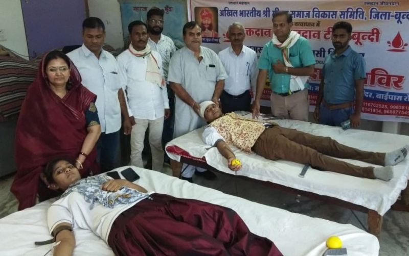 आदिवासी दिवस पर किया 63 यूनिट रक्तदान, अधिकाधिक पौधारोपण करने का आह्वान