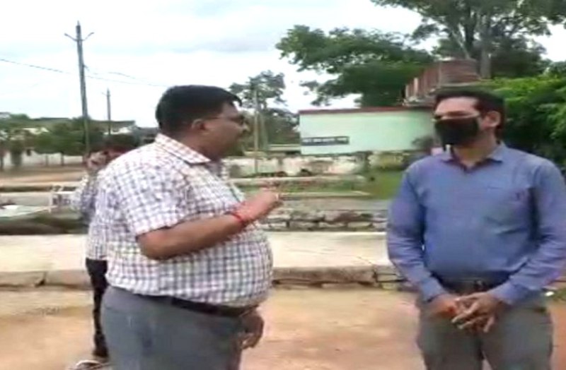 विवादों में कबीरधाम जिला शिक्षा अधिकारी, लोग पूछ रहें क्या अपना वेतन रोकोगे डीईओ साहब, जानिए क्या है माजरा