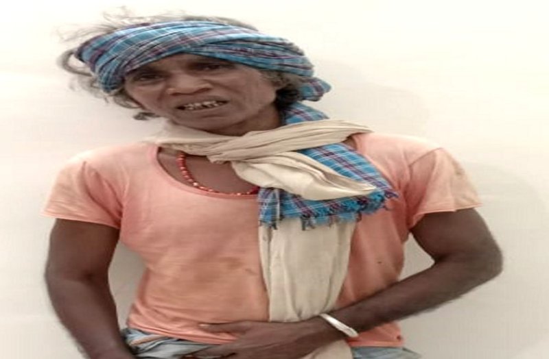 बुजुर्ग पुलिस से मांगता रहा मदद, इधर शिकायत के 1 महीने बाद जादू-टोन के शक में ग्रामीण ने कर दी हत्या, पत्नी और बेटी घायल