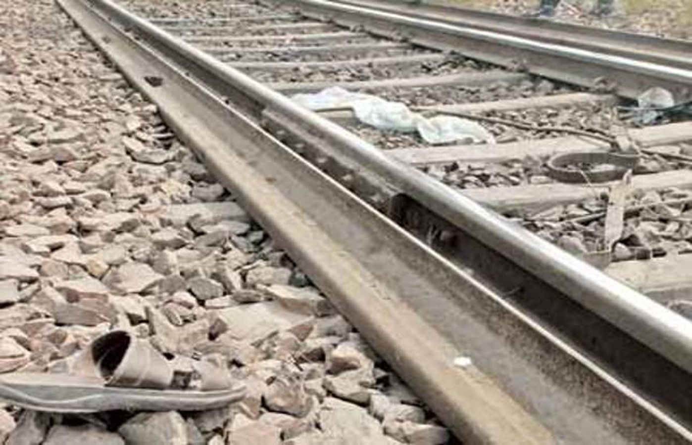 इकलौते पुत्र संग लाइन क्रॉस कर रही महिला ट्रेन से कटी, दोनों की मृत्यु
