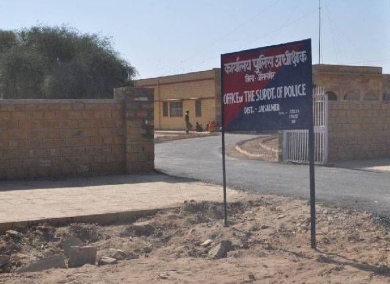 महिलाओं से अभ्रद व्यवहार करने का आरोप, कार्रवाई की मांग