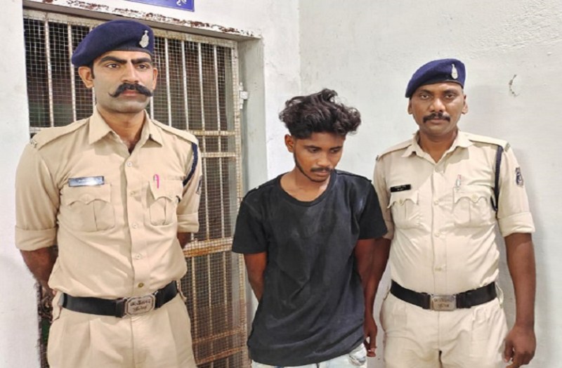 भिलाई में यूको बैंक का ताला तोड़कर अंदर घुसा चोर, महिला सफाईकर्मी की सर्तकता से पुलिस गिरफ्त में आया युवक