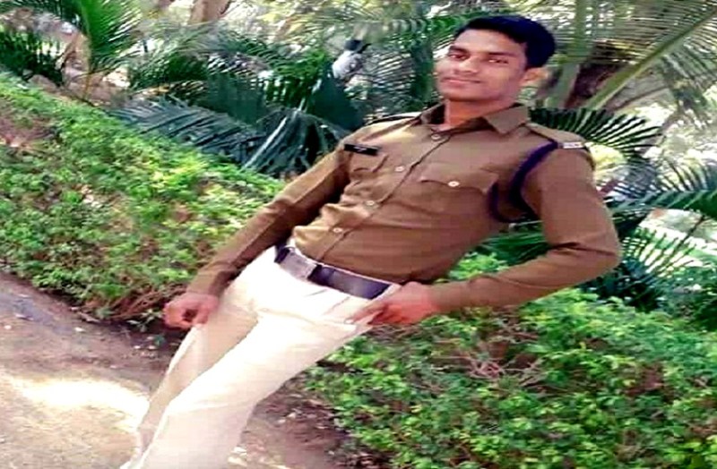 बालोद में पत्नी की मौत से दु:खी कांस्टेबल ने लगाई फांसी, राजनांदगांव में भाजपा नेता ने की खुदकुशी