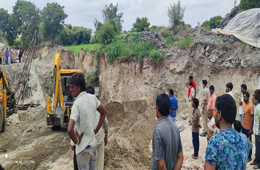 Sixty feet deep illegal mine collapsed in Lachuda, seven workers burie