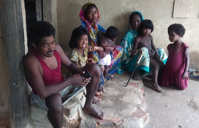 छत्तीसगढ़ का आदिवासी गांव बना भ्रष्टाचार का 'मॉडल', मुर्गियों के शेड में रह रहे ग्रामीण, डेढ़ साल से नहीं आई बिजली