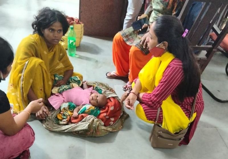 तीन माह की बच्ची व महिला को दिलाया आश्रय