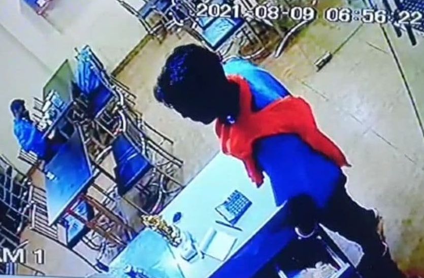 रेस्टोरेंट से छह सैकंड में 20 हजार की समेट ले गया चोर