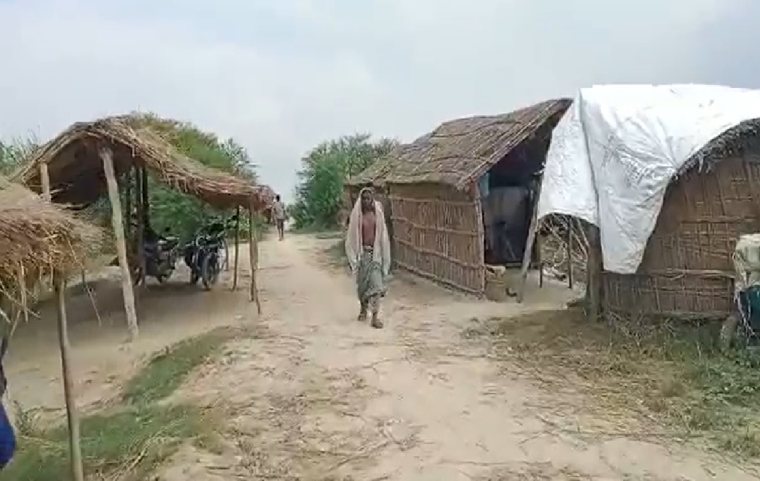 यूपी के एक गांव के दो हजार परिवारों का दर्द, 80 मीटर बांध न बनने के चलते हुए बेघर, सालों से बंधे पर रहने को मजबूर