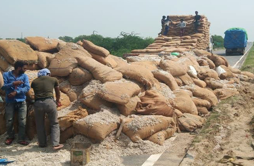 लोक परिवहन बस की टक्कर से ट्रेलर पलटा