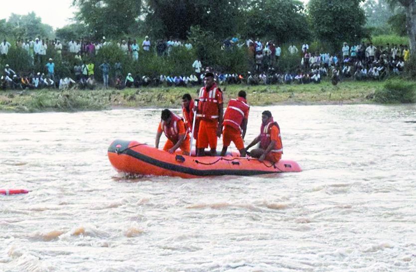 पार्वती नदी की रपट में डूबे ट्रेक्टर सवार दो जने
