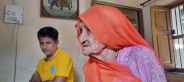 कोई जानवर के साथ ऐसा नहीं करता लेकिन यहां तो अपनों ने मरने के लिए छोड़ दिया सडक़ों पर