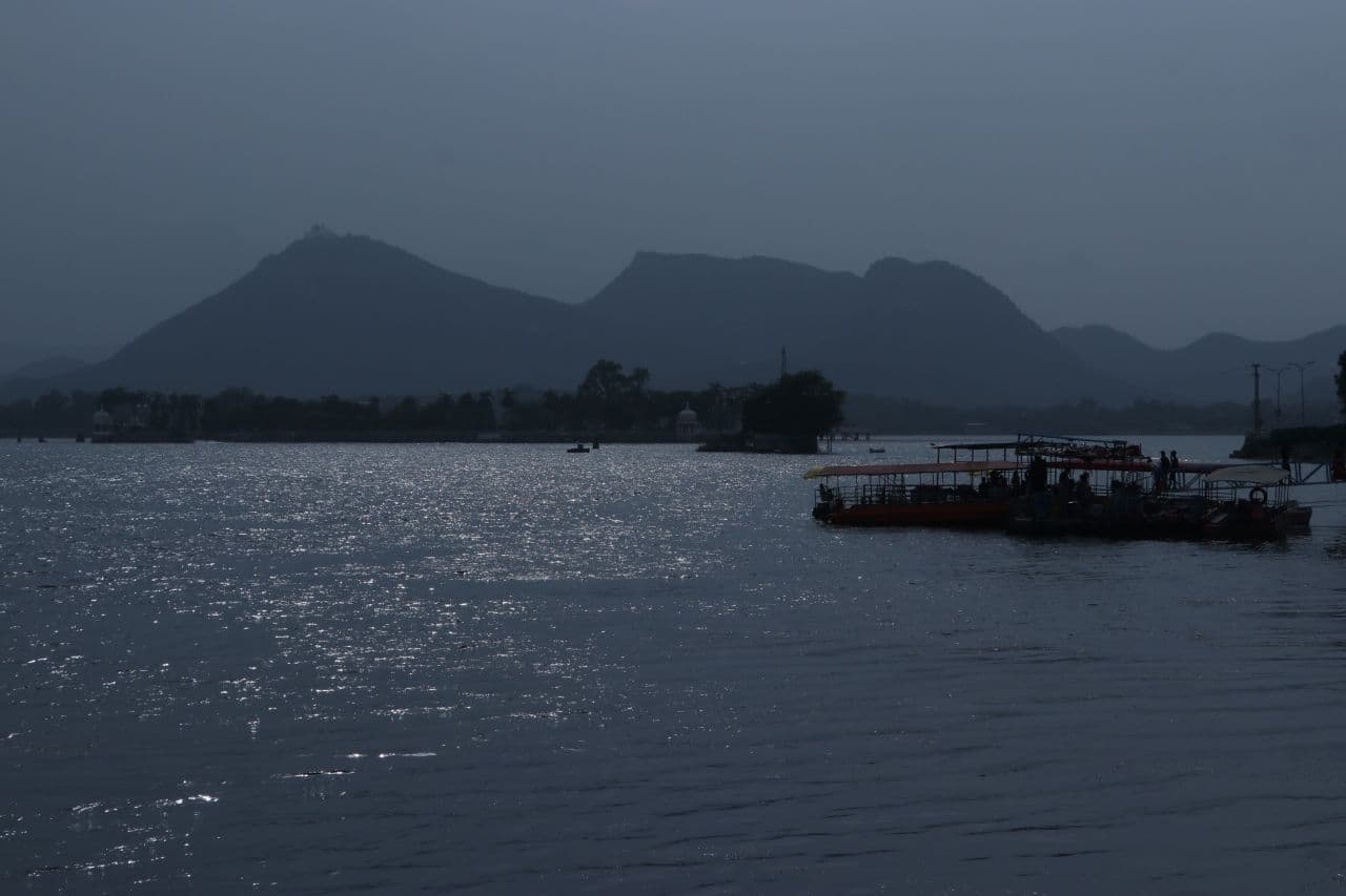 मनमर्जी से झील में बना रहे थे सडक़, अब हाइकोर्ट को दो जवाब