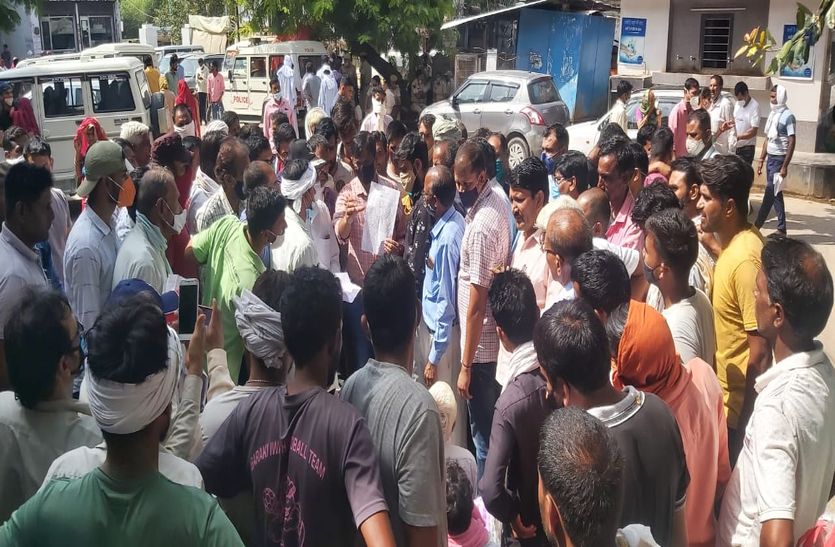 करंट से मौत के बाद ग्रामीणों का प्रदर्शन, 15 लाख के मुआवजे व सरकारी नौकरी की रखी मांग