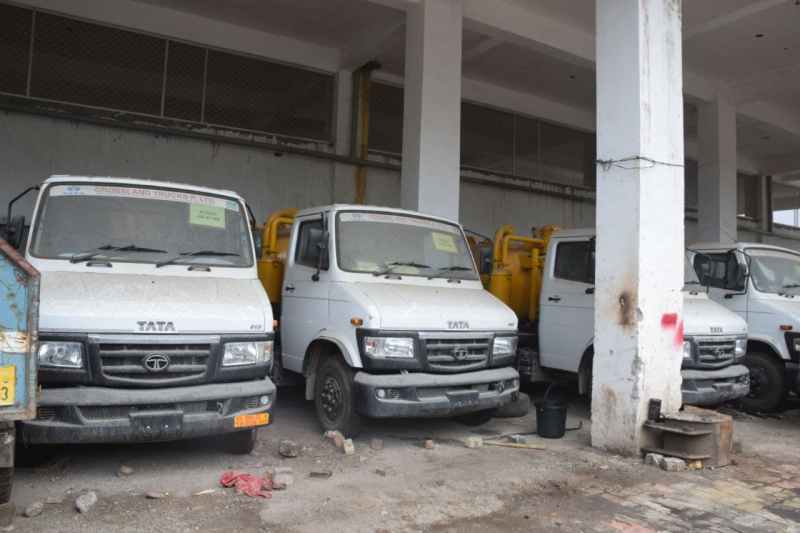 निगम को चाहिए डम्पर, लोडर- सरकार ने भेजे सफाई व सीवर के वाहन, फांक रहे धूल