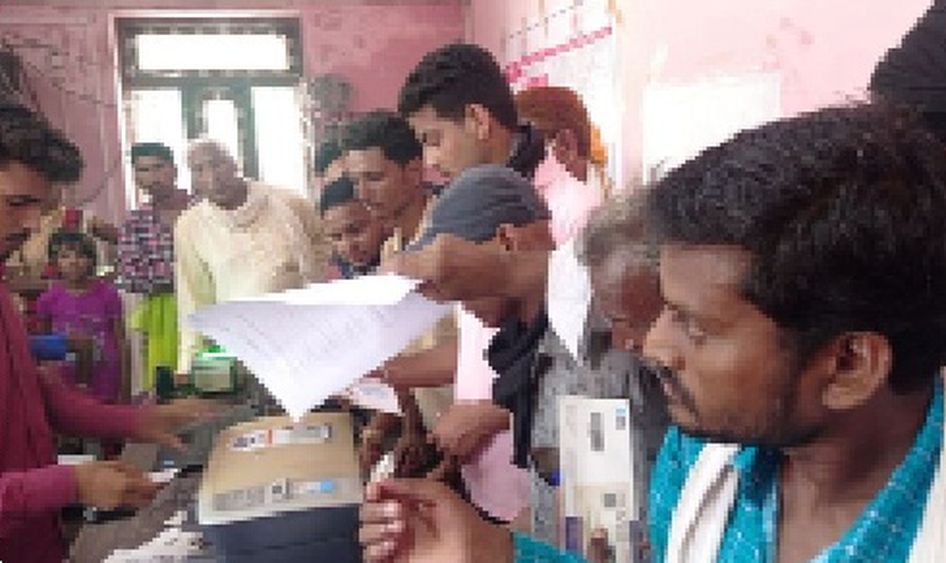 दस्तावेज जमा करवाने के लिए भटक रहेे किसान