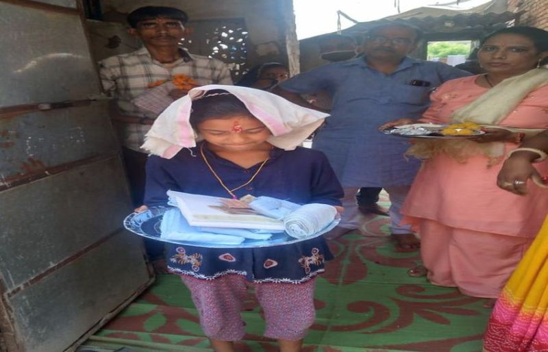 पिता की मौत के बाद 11 साल की लता को पहनाई जिम्मेदारियों की पगड़ी