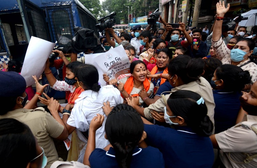 कोलकाता में गुरुवार को विवेकानंद रोड पर विरोध प्रदर्शन के दौरान भाजपा महिला मोर्चा की कार्यकर्ताओं को गिरफ्तार करती पुलिस। 