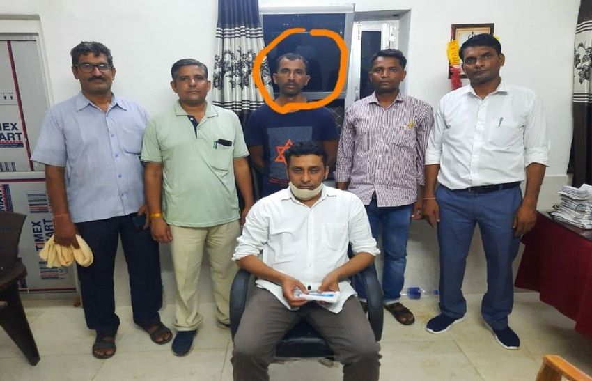 रिश्वत लेने का आरोपी कांस्टेबल भागा, साढ़े चार किमी पीछा कर दबोचा